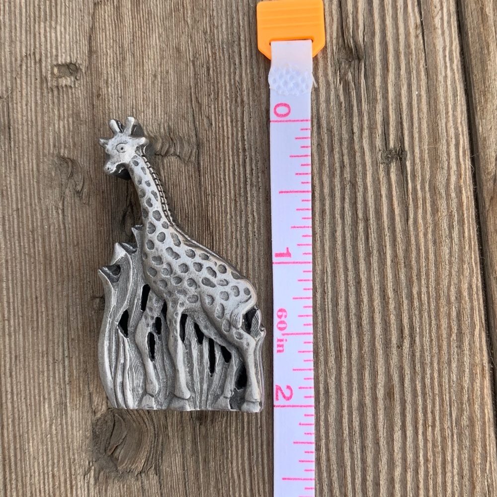Pewter Giraffe Pin/Box - Picture 2 of 6